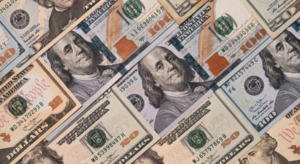 El dólar cae mientras la desaceleración de la inflación impulsa apuestas de recortes de tasas antes del Core PCE